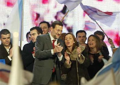 Mariano Rajoy, junto a su esposa, Elvira Fernández, anoche en la plaza del Obradoiro de Santiago de Compostela, en la apertura de la campaña.