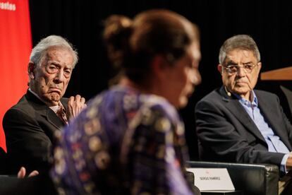 Los escritores Mario Vargas Llosa, y Sergio Ramírez participan en el ciclo 'El fuego de la imaginación', en el Instituto Cervantes. En primer término, la editora Pilar Reyes.