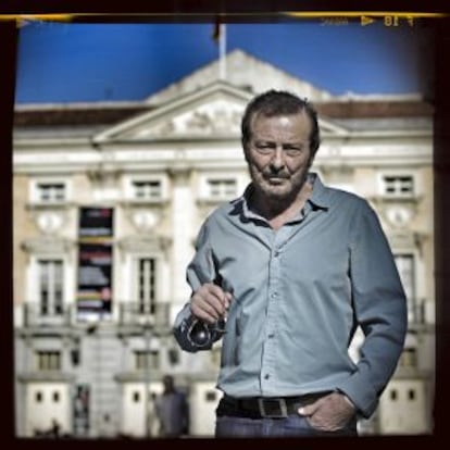 Juan Diego, frente a la fachada del Teatro Español.