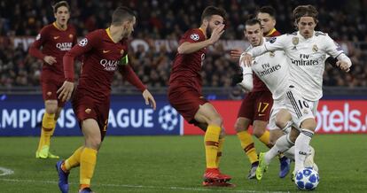 Luka Modric controla el balón ante varios jugadores de la Roma.