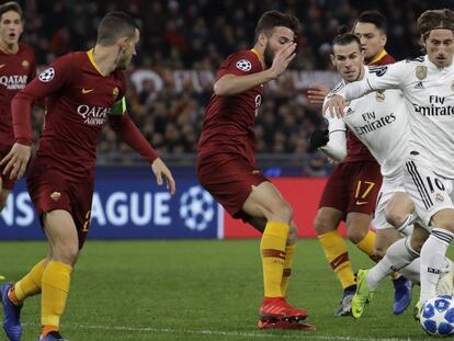 Luka Modric controla el balón ante varios jugadores de la Roma.