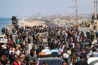Miles de palestinos regresaban a sus hogares en el norte de la Franja, este domingo.