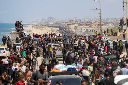 Miles de palestinos regresaban a sus hogares en el norte de la Franja, este domingo.