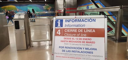 Paneles informativos en la estación de la línea 7 de Francos Rodriguez.