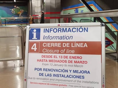 Paneles informativos en la estación de la línea 7 de Francos Rodriguez.