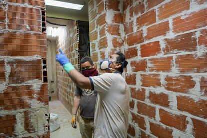 Obras de reforma en un piso de la calle Eguilaz.