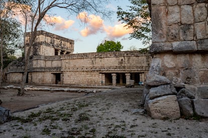 Fachada de la Casa de los Caracoles en la zona de la serie inicial en Chichén Itzá.