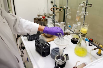 Un científico en un laboratorio.