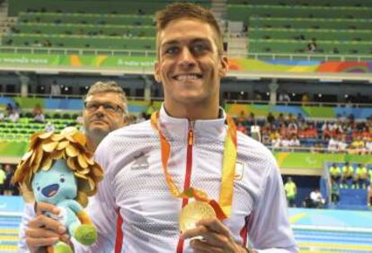 Israel Oliver posa con la medalla de oro.