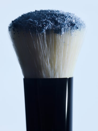 Pigmento de sombra de ojos en azul pálido satinado, de la paleta Les 4 Ombres Denim Dream de Chanel.