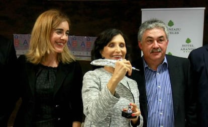 La escritora Ángeles Mastretta, con el Premio Pluma de plata, entre la concejal de Cultura, Ibone Bengoetxea, y el coordinador de la Feria del Libro de Bilbao, Asier Muniategi.