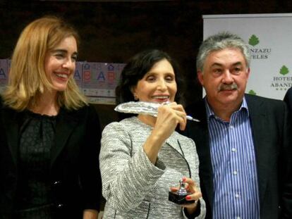 La escritora Ángeles Mastretta, con el Premio Pluma de plata, entre la concejal de Cultura, Ibone Bengoetxea, y el coordinador de la Feria del Libro de Bilbao, Asier Muniategi. 