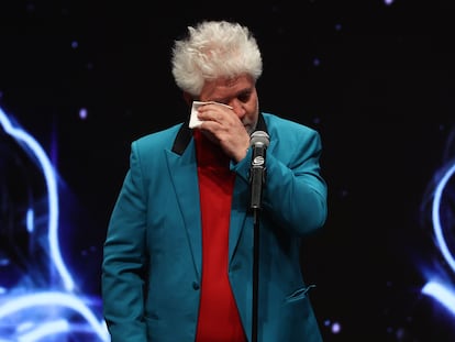 El director de cine Pedro Almodóvar, este sábado, emocionado durante la gala de la X edición de los Premios Feroz, en el Auditorio de Zaragoza.