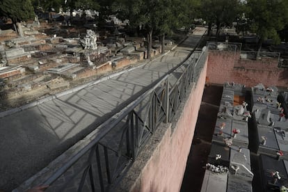 A la derecha de la imagen, una de las zonas con nuevas lápidas del cementerio; a la izquierda, una zona antigua. Javier Jara, secretario de la Asociación Cementerios, se queja de que los nuevos espacios “no tengan un solo árbol y los pasillos sean tan pequeños que no entre ni una silla de ruedas ni una sillita para niños”. La Almudena cuenta con árboles centenarios y una de las propuestas que la entidad quiere hacer a la funeraria municipal es que se recupere la necrópolis, que cuenta con más de 120 hectáreas —una superficie superior a la del parque del Retiro—, como uno de los pulmones de Madrid.