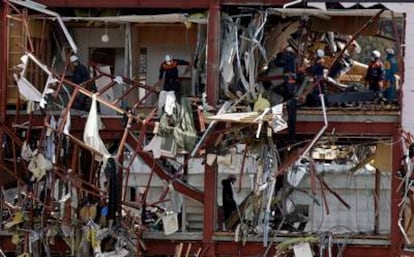 Agentes buscan posibles víctimas mortales entre los escombros de un edificio destruido por el tsunami en Rikuzentakata, en la prefectura de Iwate.