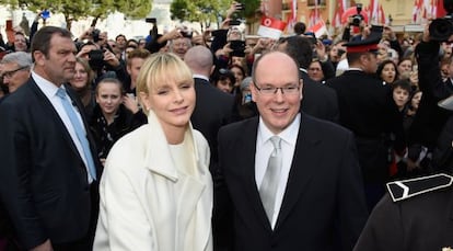 Alberto y Charlene de Mónaco, en la plaza de palacio saludan al público que acudió a ver a los bebés.