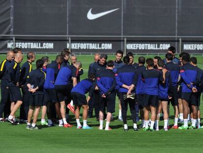 La plantilla del Barcelona reunida con el cuerpo técnico.