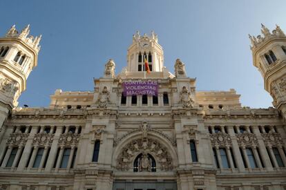 El Ayuntamiento de Madrid desplegó una pancarta en la fachada del Palacio de Cibeles que rezaba "Contra las violencias machistas", el lema que guió a la marcha del 7 de noviembre, en la que miles de personas recorrieron el centro de la capital.