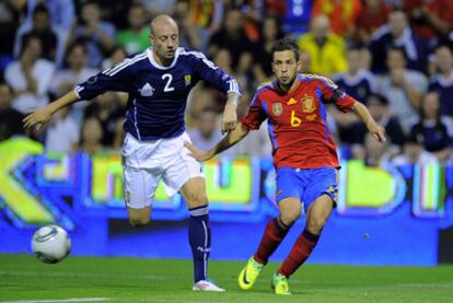 Jordi Alba persigue el balón en pugna con el escocés Hutton.