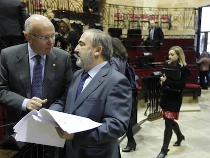 Carlos Olaz&aacute;bal (derecha) charla con el diputado de Hacienda, Jos&eacute; Mar&iacute;a Iruarrizaga.