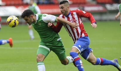 Bruno, autor del primer gol del Betis, se lleva el bal&oacute;n ante Guerrero.