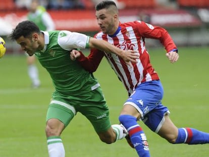 Bruno, autor del primer gol del Betis, se lleva el bal&oacute;n ante Guerrero.