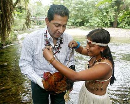 El presidente electo de Ecuador, Lucio Gutiérrez, recibe un collar de una joven indígena en la localidad de Tena.