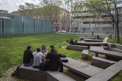 Estudiants al campus de Ciutadella de la UPF.