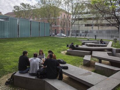 Estudiants al campus de Ciutadella de la UPF.