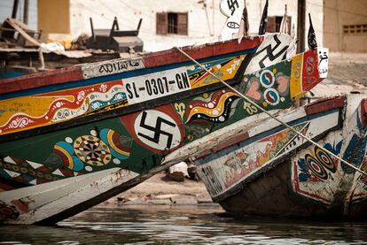 La cultura senegalesa destaca por el colorido con el que impregnan sus ropas y también cayucos, camiones y viviendas.