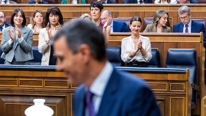 Pedro Sánchez, en el pleno del Congreso del día 22, con Alberto Núñez Feijóo en su escaño.