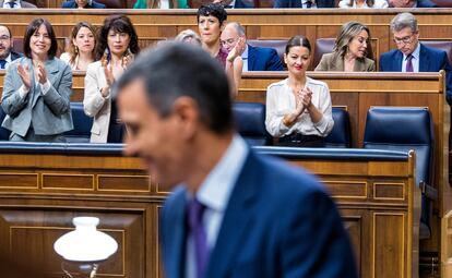 Pedro Sánchez, en el pleno del Congreso del día 22, con Alberto Núñez Feijóo en su escaño.
