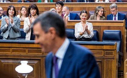 Pedro Sánchez, en el pleno del Congreso del día 22, con Alberto Núñez Feijóo en su escaño.