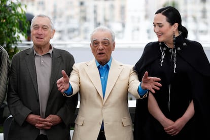 El director Martin Scorsese (centro) junto a los actores Robert De Niro y Lily Gladstone posan durante la presentación de la películ a 'Killers of the Flower Moon', el 21 de mayo en Cannes. 