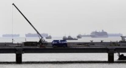 Varios barcos permanecen atracados en la Bahía de Panamá, a la espera de su ingreso al Canal de Panamá