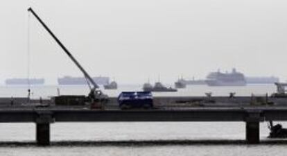 Varios barcos permanecen atracados en la Bah&iacute;a de Panam&aacute;, a la espera de su ingreso al Canal de Panam&aacute;