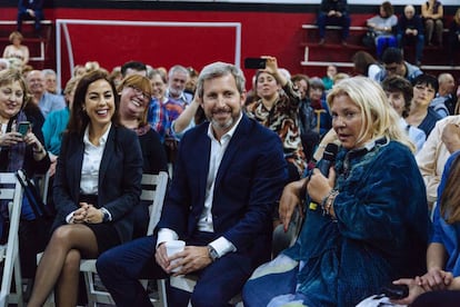 Joana Picetti (izq.) junto al ministro de Interior, Rogelio Frigerio, y Elisa Carri&oacute;.