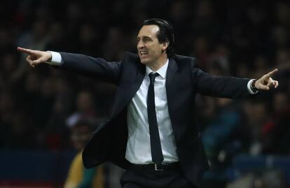 Emery gesticula durante el partido ante el Barcelona.