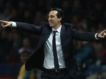 Emery gesticula durante el partido ante el Barcelona.