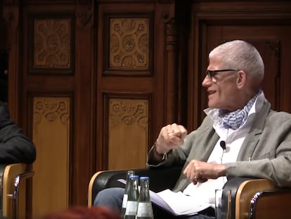 Sir Peter Jonas (derecha) y Vince Gilligan hablando sobre 'Breaking Bad' en Berlín en 2013.