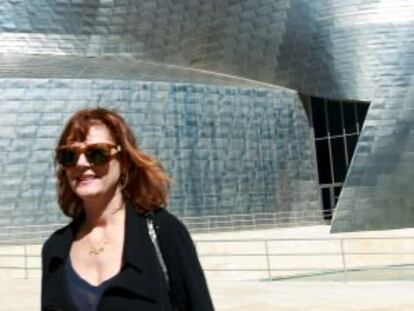 La actriz Susan Sarandon en el Museo Guggenheim de Bilbao, tras visitar la pinacoteca y antes de partir hacia San Sebasti&aacute;n.