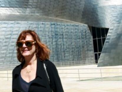 La actriz Susan Sarandon en el Museo Guggenheim de Bilbao, tras visitar la pinacoteca y antes de partir hacia San Sebastián.
