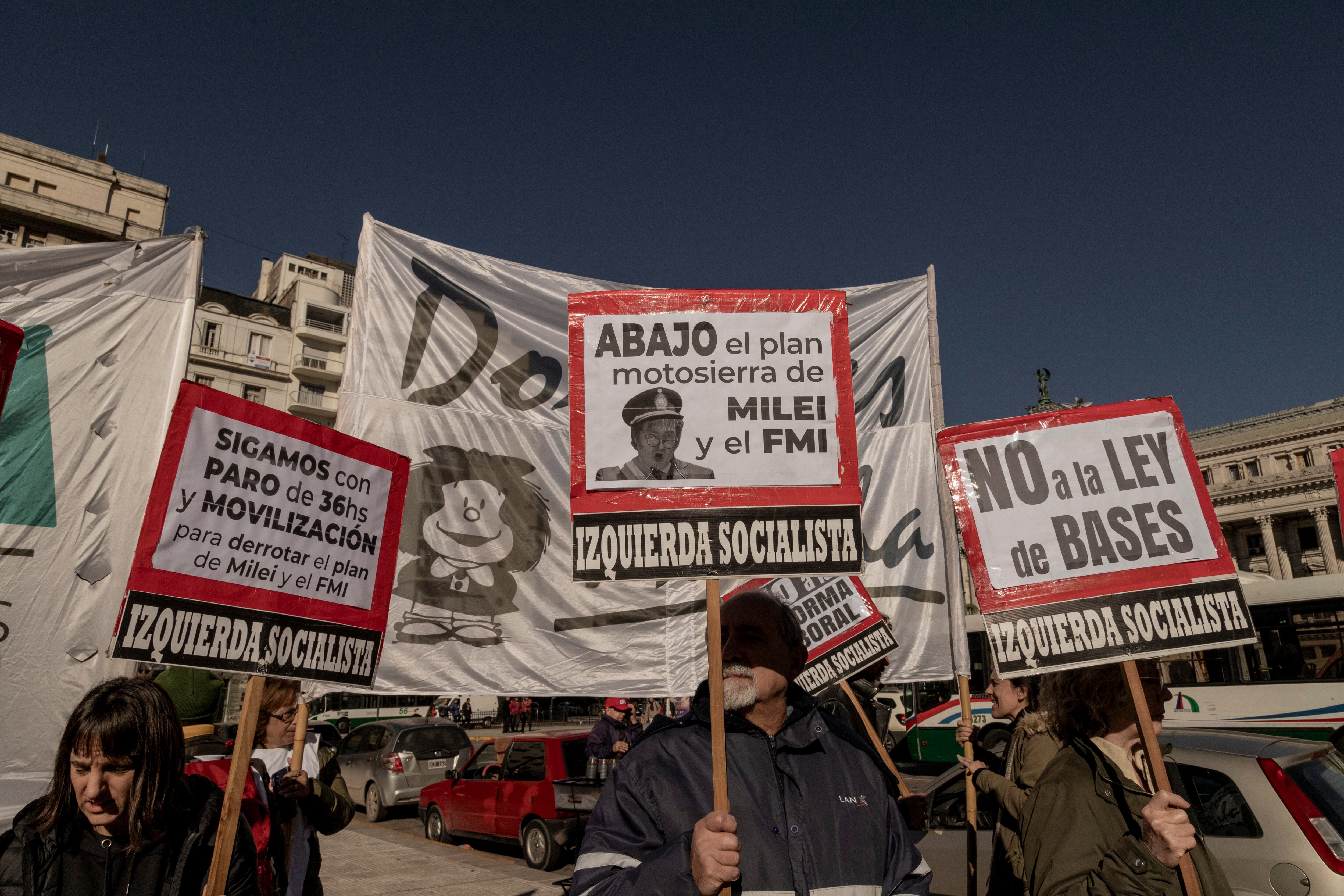Manifestantes de la izquierda independiente asisten a una conferencia de prensa de los sindicatos combativos y movimiento piquetero frente al Congreso, la mañana del jueves 9 de mayo de 2024. 