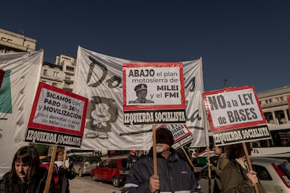 Manifestantes de la izquierda independiente asisten a una conferencia de prensa de los sindicatos combativos y movimiento piquetero frente al Congreso, la mañana del jueves 9 de mayo de 2024.