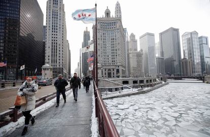 Um grupo de pessoas caminha durante a onda fria polar em Chicago, Illinois (EUA).