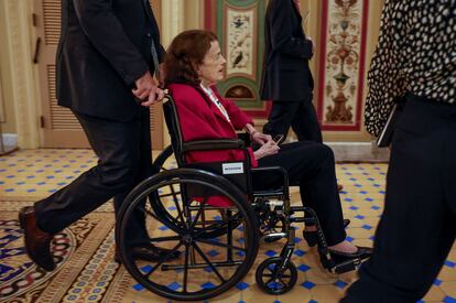 La senadora Dianne Feinstein, fallecida el 29 de septiembre, en una silla de ruedas en la sede del Congreso de EE UU.