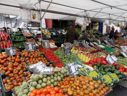 Un puesto de frutas y verduras en un mercado de Villaverde.