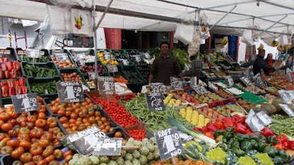 Un puesto de frutas y verduras en un mercado de Villaverde.