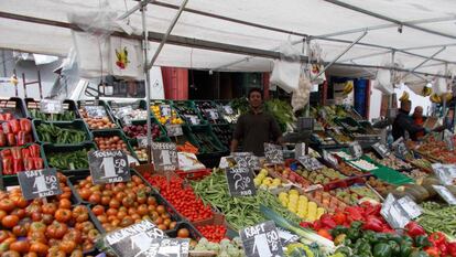 Un puesto de frutas y verduras en un mercado de Villaverde.