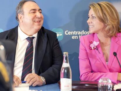 La líder del PP, María Dolores de Cospedal, y el secretario general del partido en Castilla la Mancha, Vicente Tirado.